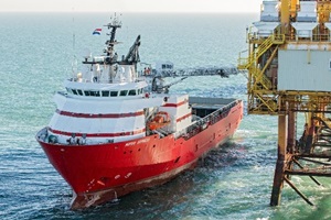 The offshore support W2W vessel ‘Notus Express’ at work, using KenzFigee’s 3D Active Motion Compensated gangway system w2w vessel notus express of a1 and kenzfigee 3d gangway in operation 1