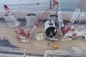 The positioning and pivoting maneuver of these pieces has been carried out using two cranes with capacities of up to 500 tons DemoSath