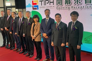 Ken Chang, President of Giant and Taiwan International Ports Heavy-Machinery Co (extreme right), Chris Schraa, General Manager of Mammoet Taiwan (second to the right), and VIP guests from various embassies and the Taiwan Port Customs Mammoet opens new office in Taichung Taiwan