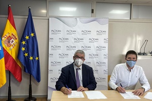 José Joaquín Hernández Brito, director of PLOCAN (left) and Chris McConville, Head of Commercial and Operations in Floating Power Plant (right) signing the contract Site secured for Floating Power Plants wind and wave system