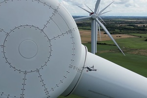 Photo NearthWIND Mobile Inspecting a Turbine 2