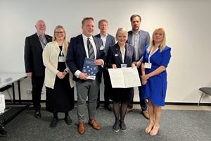 From left to right: Paul O'Brien (DeepWind), Melinda Skea (BNOW), Jakub Budzynski (PTMEW), Jon Dugstad (NORWEP), Heike Winkler (WAB e.V.), Eddie Doornbos (NNOW), Rebecca Verhaeghe (POM West Vlaanderen) Supply Chain Declaration WindEnergy Hamburg