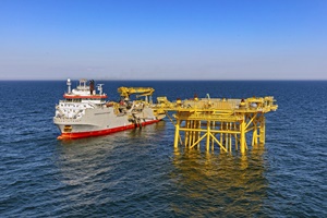 Schip van aannemer Jan de Nul bi het onderstel jacket voor het platform van Hollandse Kust west Alphaop 50 km voor de kust van Egmond aan Zee 2