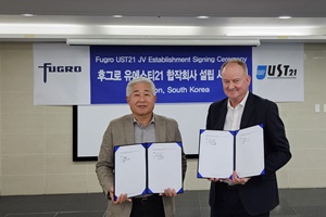 Jerry Paisley right Fugros Regional Sales Marketing Director for APAC and Jongwook Kim CEO UST21 courtesy Fugro